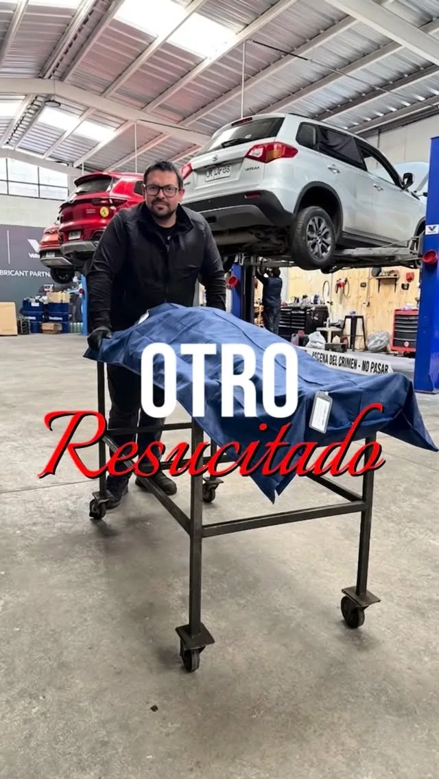 Mecánico de MEI Automotriz junto a un vehículo reparado en el taller